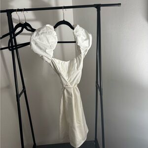 zara.white backless spring dress. Flower details.